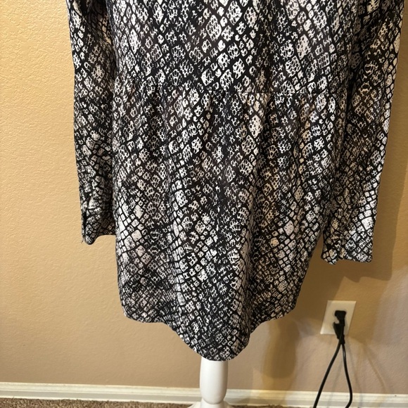 Apt. 9 Monochrome Patterned Blouse Large Animal Print Black White Button-Up Top - Picture 7 of 16
